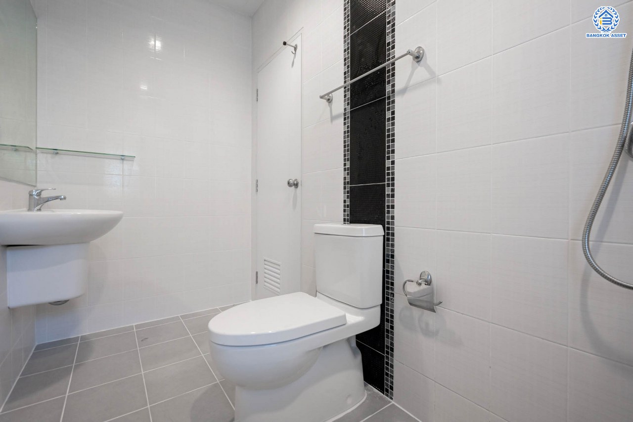 บ้านมือสองตกแต่งใหม่ โครงการ ไลฟ์บางกอกบูเลอวาร์ด ราชพฤกษ์-รัตนาธิเบศร์ เนื้อที่ 63 ตร.ว. ดีไซน์ตอบทุกไลฟ์สไตล์ ฟังก์ชัน 3 ห้องนอน 5 ห้องน้ำ 1 ห้องแม่บ้าน จอดรถได้ 2 คัน บนทำเลติดถนนราชพฤกษ์ ใกล้โรงเรียนเด่นหล้า  ห้าง Robinson Lifestyle Ratchaphruek เชื่อมต่อทุกเส้นทาง ใกล้รถไฟฟ้าสายสีชมพู "สถานีปากเกร็ด" และจุดขึ้นทางด่วน "ศรีรัช"